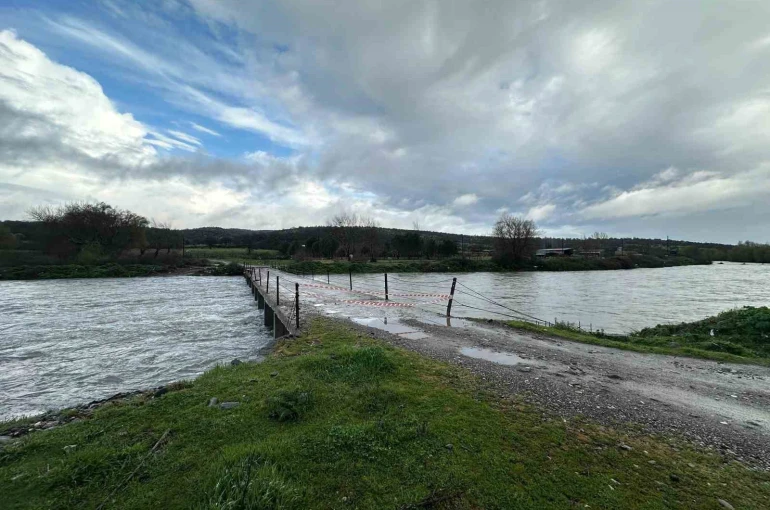 Ayvacık’ta şiddetli yağış etkili oldu