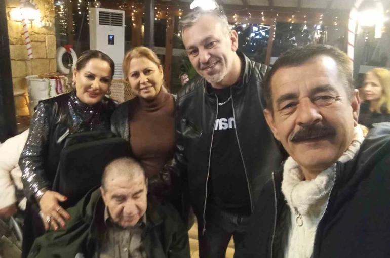 Ayvalıklı sanatçılar Kocabıyık ve Özalp’ten yaşlılara erken yeni yıl kutlaması 