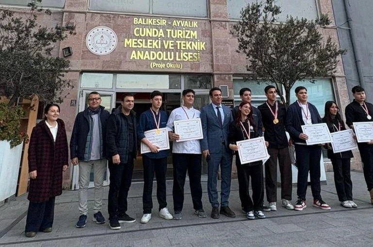 Ayvalıklı şef adayı öğrenciler İstanbul’dan 15 madalya ile döndü 