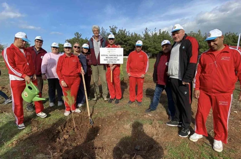 Ayvalık’ta ertelenen fidan dikim etkinliğine ilgi yoğun oldu
