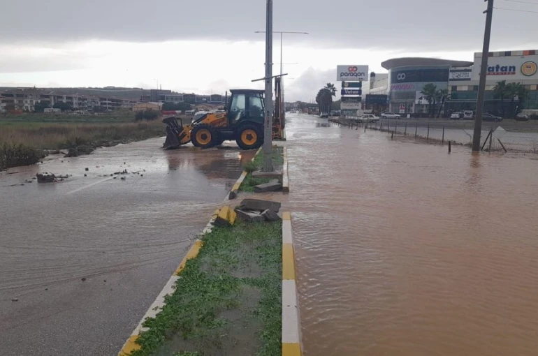 Ayvalık’ta metrekareye 105.3 kilogram düşen yağış hayatı felç etti 