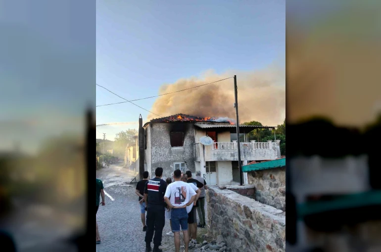 Ayvalık’ta metruk bina yangını 