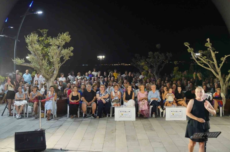Ayvalık’ta tarihi Gümrük Meydanı sanatseverlerin buluşma noktası oldu