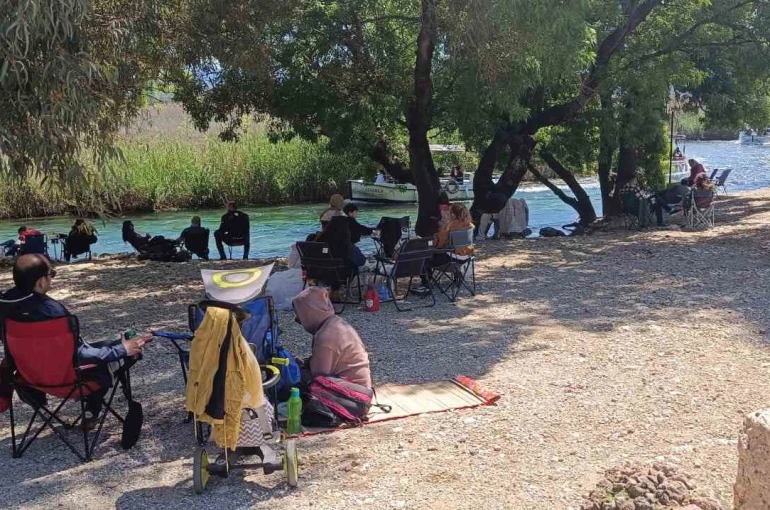 Azmak Nehri’nde tekne yoğunluğu 