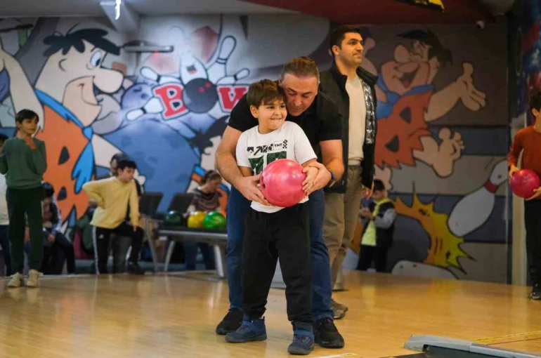 Baba oğul bowling turnuvası renkli anlara sahne oldu 