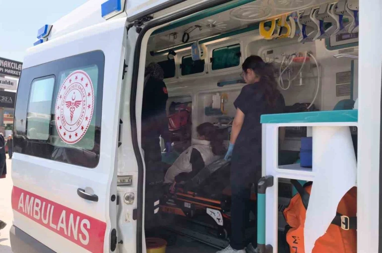 Baba ve kızı motosiklet kazasında yaralandı 