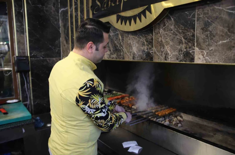 Babalarından kalan 54 yıllık lokantayı ayakta tutuyorlar 