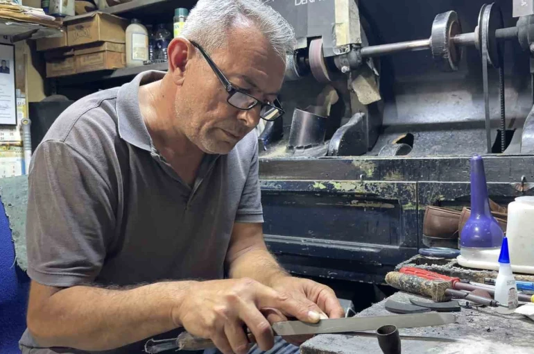 Babasından miras kalan ayakkabı tamirciliğini 43 yıldır yaşatıyor 