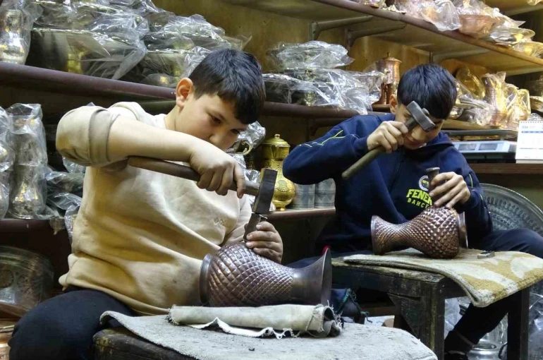 Babasından öğrendiği mesleğini çocuklarına öğretiyor 