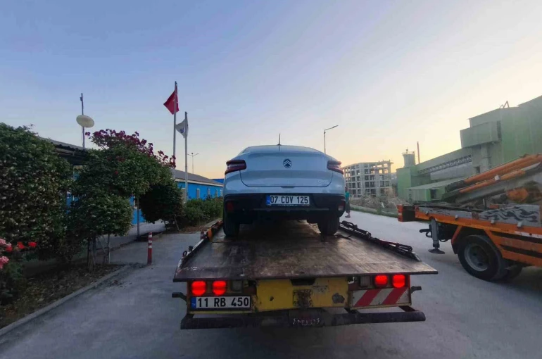 Babasının çalıştığı iş yerine aracı ile zorla girmek istedi 