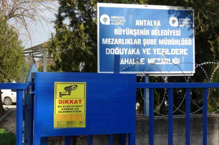 Babasının mezarındaki çiçekleri söküp uyuşturucu sakladılar 