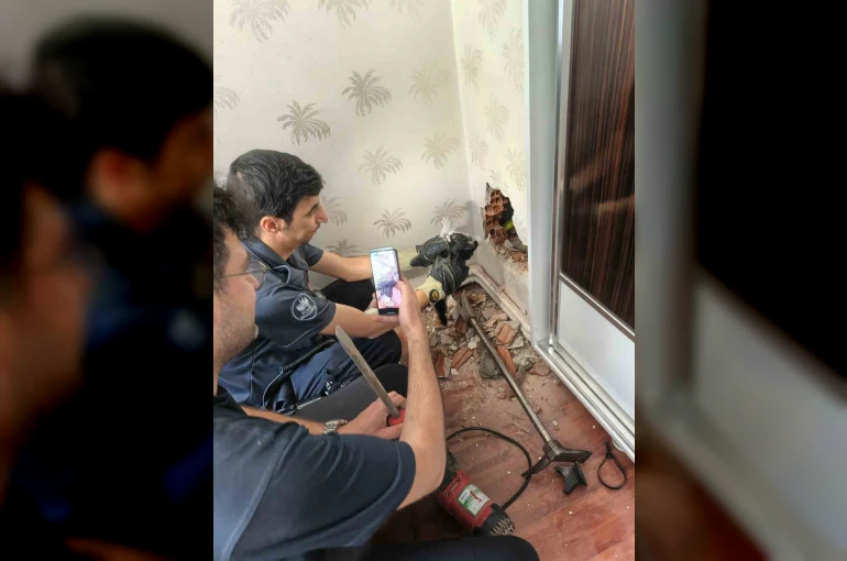 Baca boşluğunda mahsur kalan yavru kedi kurtarıldı 