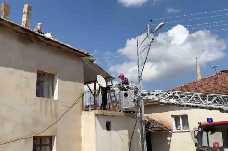 Baca temizlerken bayıldı, çatıdan itfaiye indirdi 