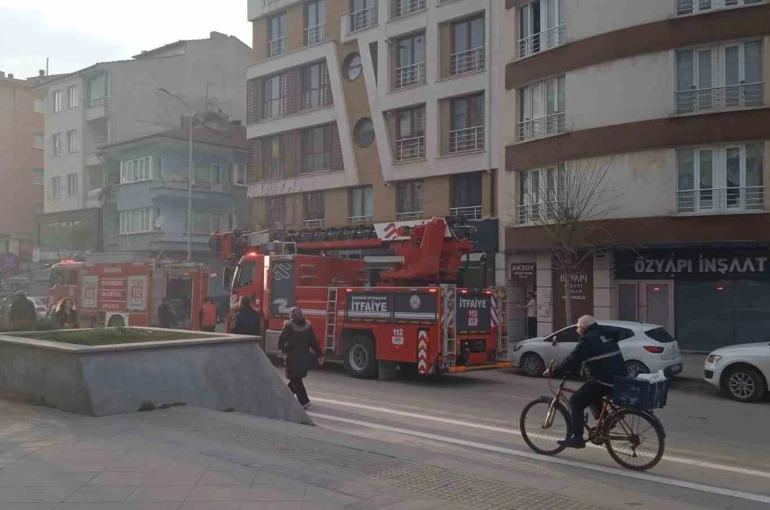 Bacada çıkan yangın sonucu cadde dumanla kaplandı 