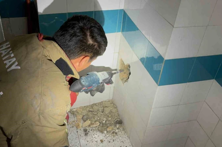 Bacadan düşerek mahsur kalan yavru kedi duvarın kırılmasıyla kurtarıldı 