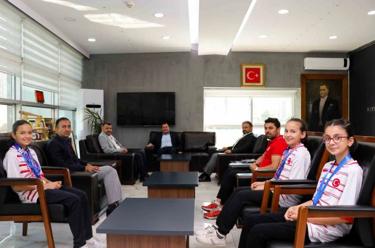 Badminton şampiyonlarından gurur ziyareti 