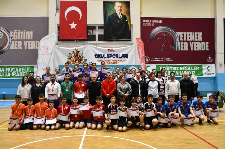 Badminton Yıldızlar Grup Müsabakaları sona erdi 