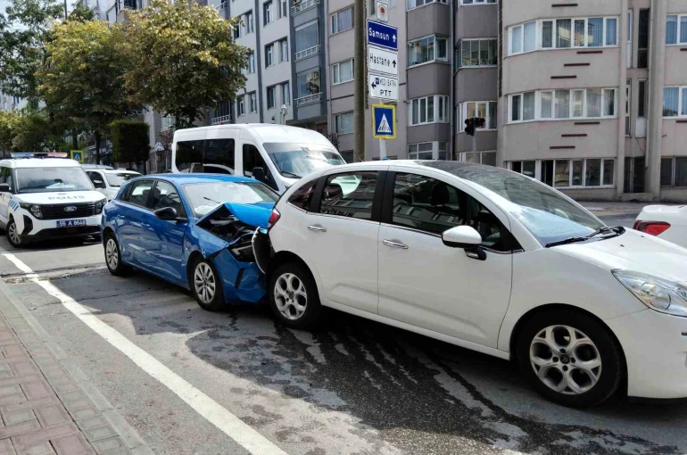 Bafra’da avukat, boşanma aşamasındaki eşinin aracına çarptı: Kadın hastaneye kaldırıldı