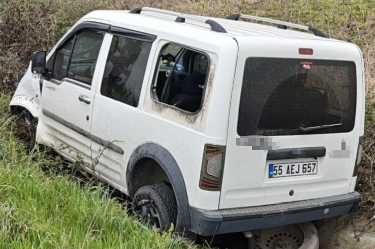 Bafra’da su kanalına düşen aracın sürücüsü yaralandı 