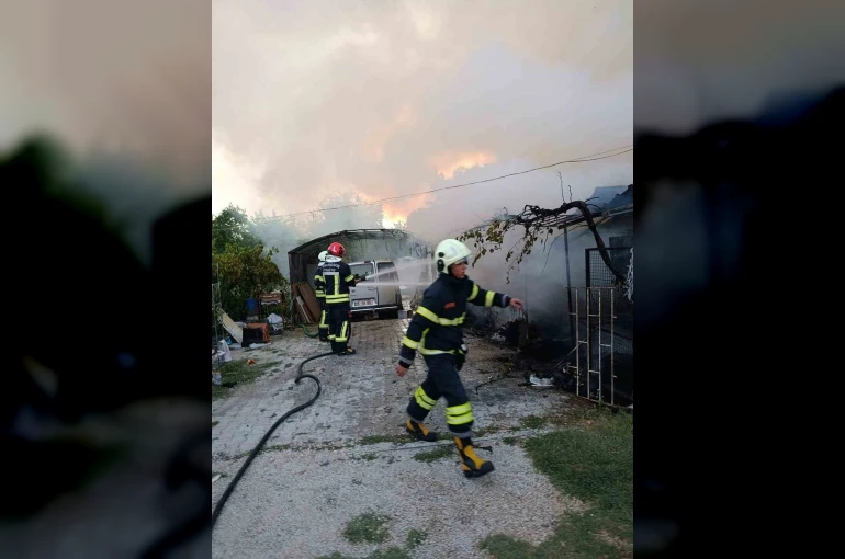 Bağ evi yangınında ev küle döndü, otomobil zarar gördü