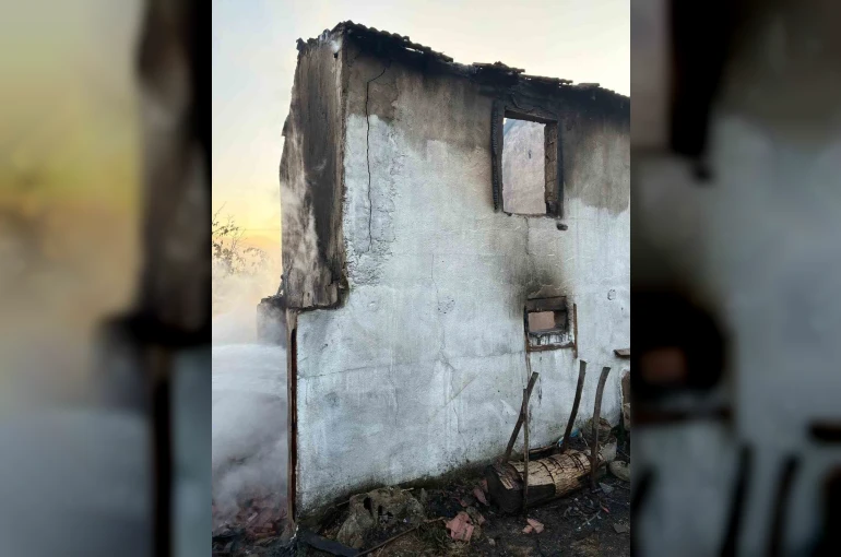 Bağ evinde çıkan yangın tarım makinelerini de kül etti 