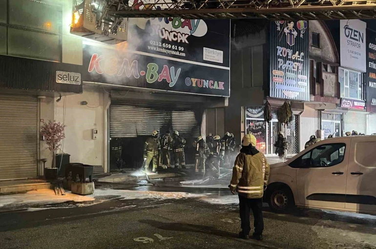 Bağcılar İSTOÇ’da iki katlı iş yerinde yangın 