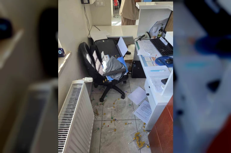 Bağcılar’da bir kişi Aile Sağlığı Merkezi’nde fazla beklediğini iddia edip etrafı dağıttı