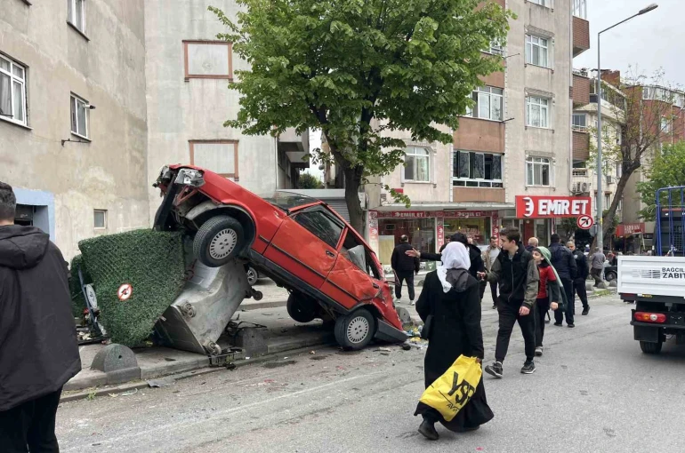 Bağcılar’da freni boşalan kamyon park halindeki 8 araca zarar verdi 