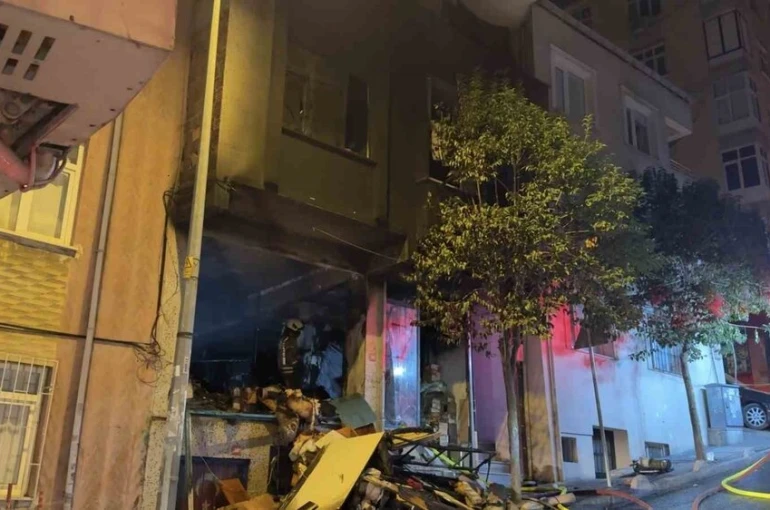 Bağcılar’da iş yerinde çıkan yangın binayı sardı: 1 yaralı