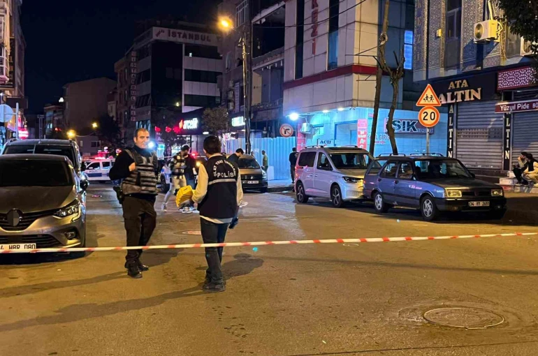 Bağcılar’da seyir halindeki otomobile silahlı saldırı: 2 yaralı