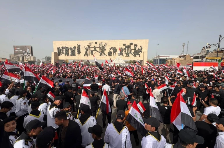 Bağdat’ta binlerce kişi İran’a destek için sokakları doldurdu 