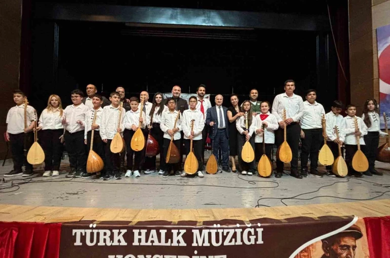 Bağlama kursiyerlerinden halk müziği konseri