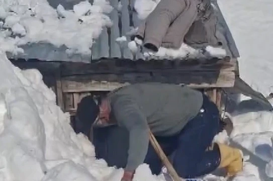 Bahar hazırlığı için gittikleri köyde metrelerce karla karşılaştılar 