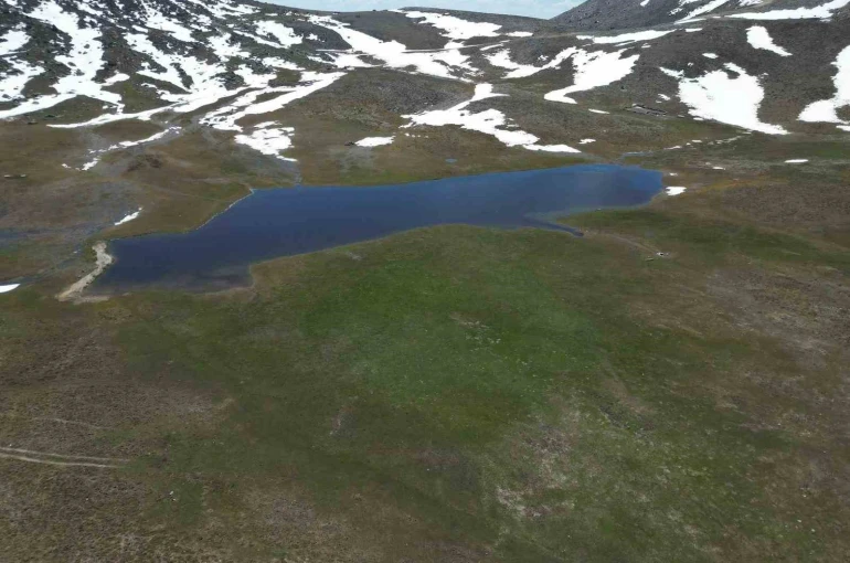 Bahar ve kış mevsimi aynı anda görüntülendi, ortaya eşsiz manzara çıktı 
