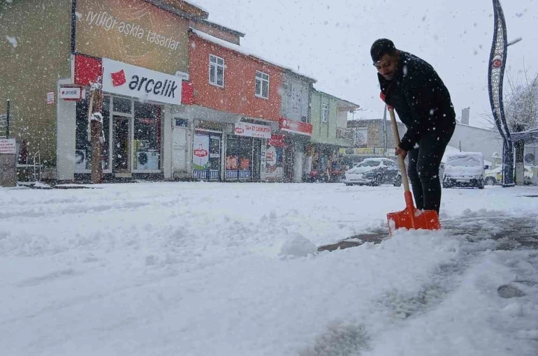 Baharı bekleyen Karlıova karlı bir güne uyandı 