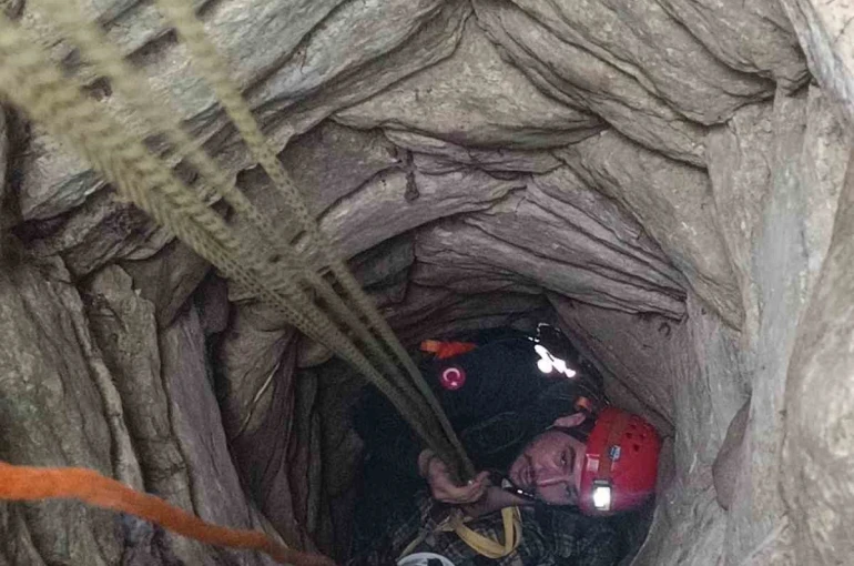 Bahçedeki kuyuya düşen 94 yaşındaki adam kurtarıldı 