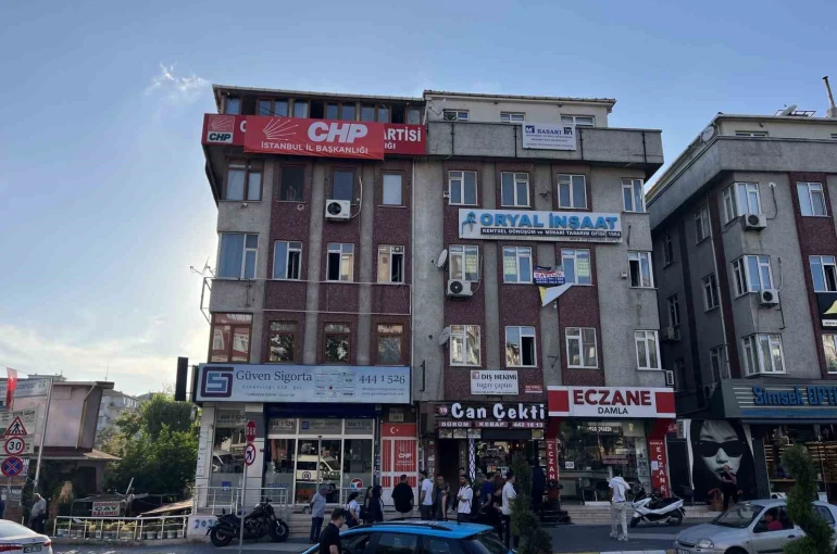Bahçelievler İlçe Başkanlığı binasına "CHP İstanbul İl Başkanlığı" yazısı asıldı 