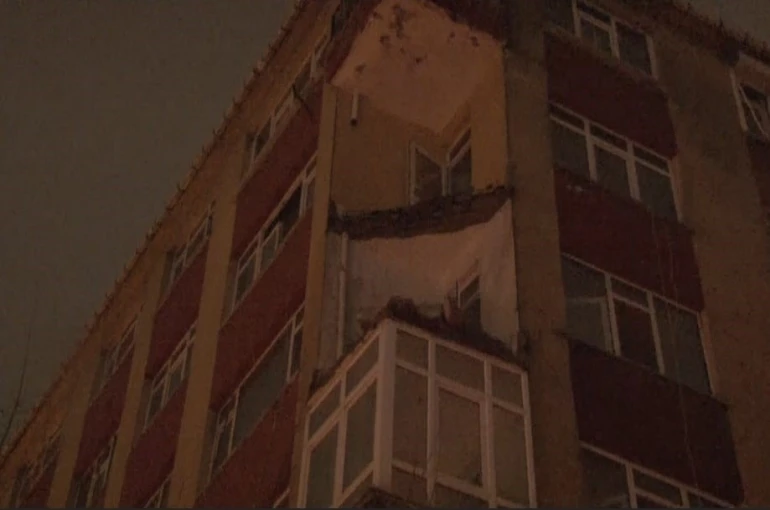 Bahçelievler’de daha önce boşaltılan binanın balkonu sağanak sonrası çöktü 