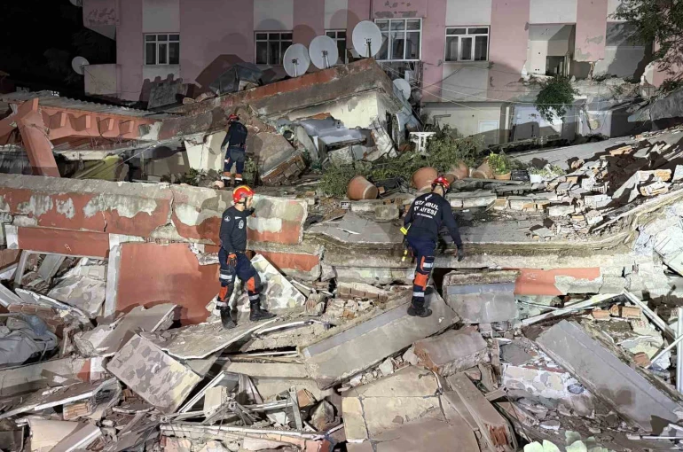 Bahçelievler’de dün gece tahliye edilen bina bugün çöktü