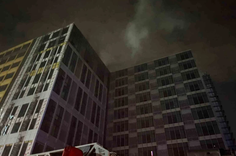 Bahçelievler’de inşaat halindeki 12 katlı binada yangın paniği 