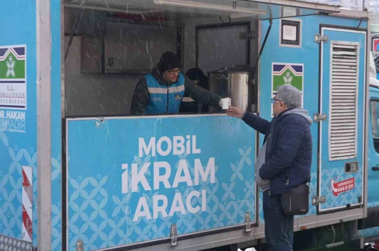 Bahçelievler’de kar mesaisi: Tuzlama, temizlik ve sıcak çorba ikramı 