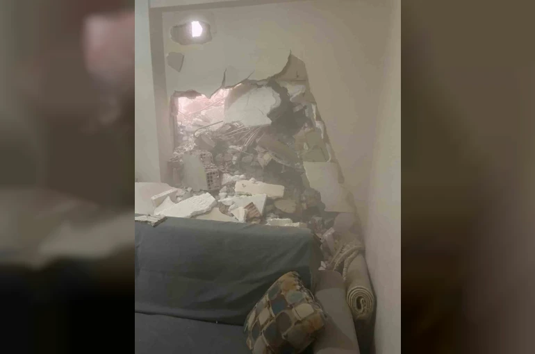 Bahçelievler’de yıkım sırasında kopan parçalar, bitişikteki binaya zarar verdi