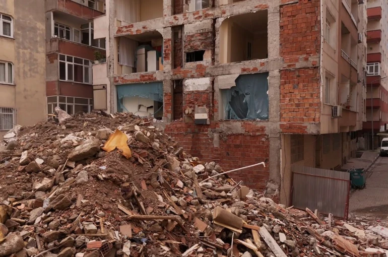 Bahçelievler’de yıkım sonrası yan binanın duvarının olmadığı ortaya çıktı 