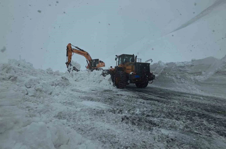 Bahçesaray yolundaki çalışma kar yağışı altında devam ediyor 