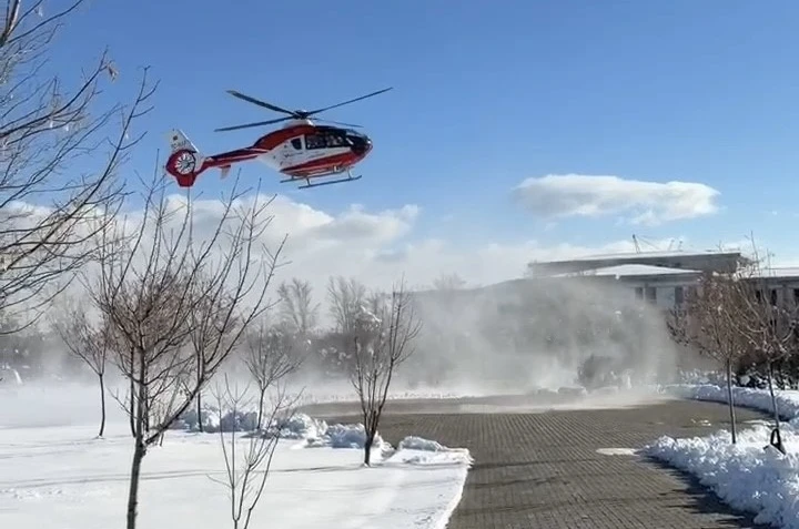 Bahçesaray’da 37 haftalık gebe helikopter ambulansla Van’a sevk edildi 