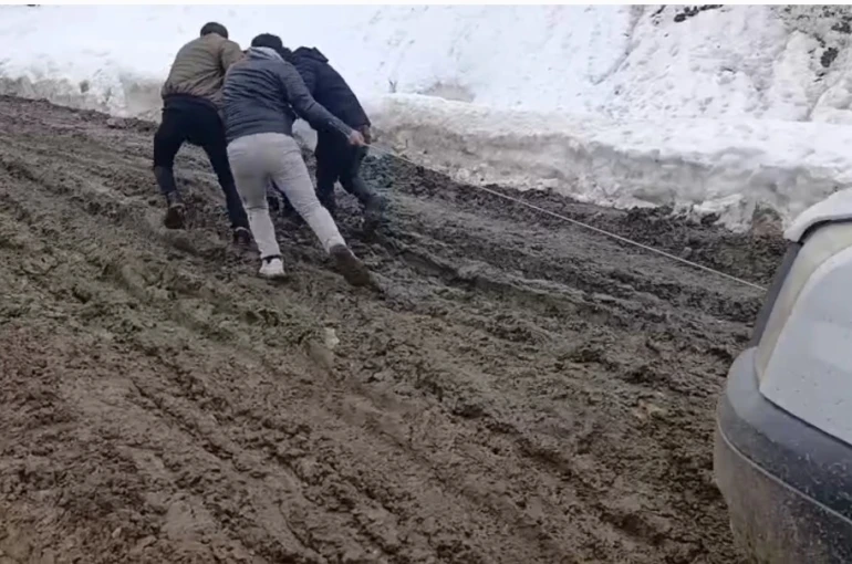 Bahçesaray’da çamurla mücadele: Vatandaşlar araçlarını iple çekerek ilerliyor 