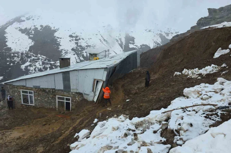 Bahçesaray’da heyelan bir eve zarar verdi 
