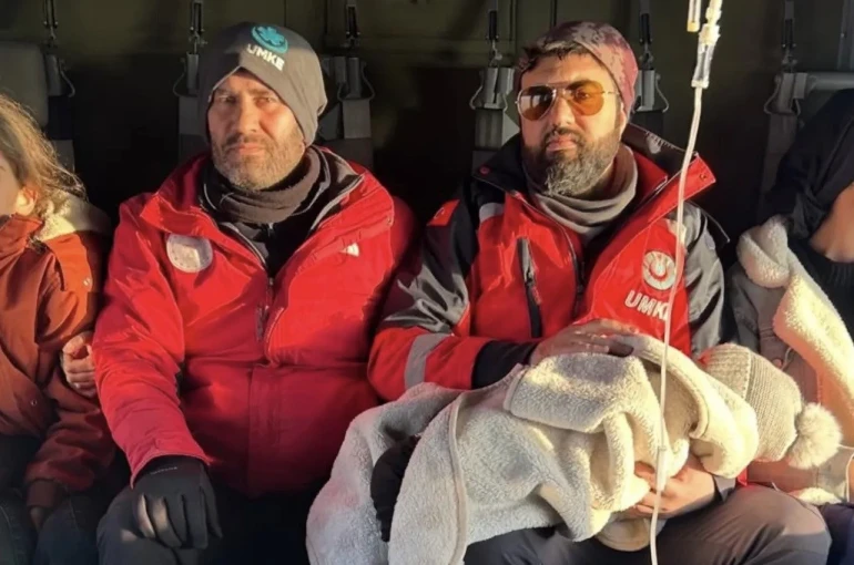 Bahçesaray’da iki hasta helikopterle Van’a sevk edildi 