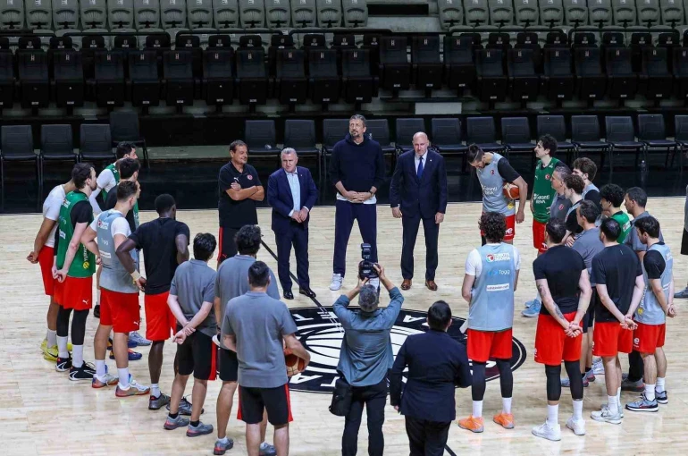 Bakan Bak, A Milli Basketbol Takımı’nın antrenmanını takip etti 