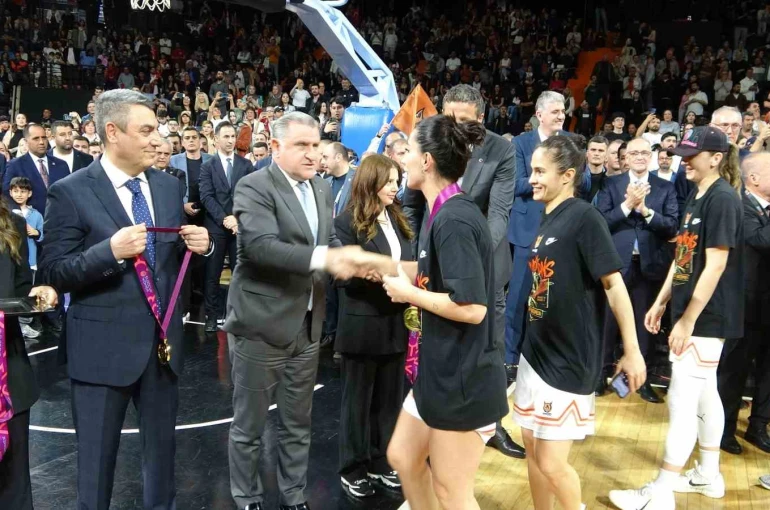 Bakan Bak, ÇBK Mersin’in şampiyonluk sevincine ortak oldu 